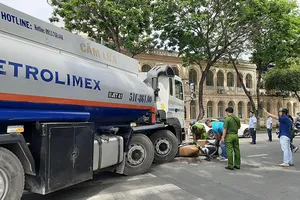 Xe bồn chạy giờ cấm tông một phụ nữ nguy kịch