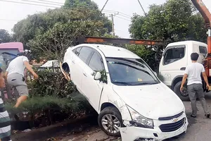 Xe container húc văng ô tô 4 chỗ lên dải phân cách ở Củ Chi