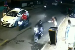 Clip cô gái giằng lại túi xách từ tay cướp giật ở quận 1