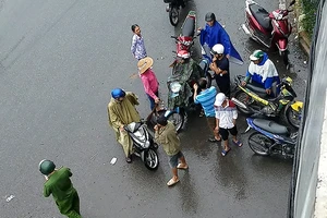 Một sinh viên rơi từ cầu vượt ở Bình Tân xuống quốc lộ