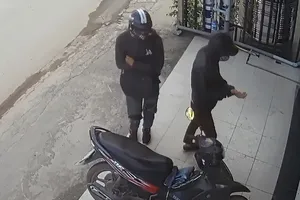 Hai tên cướp tiệm vàng ở Hóc Môn gây án như thế nào