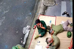 Công an xác minh nhiều cựu chiến binh án ngữ trước công ty