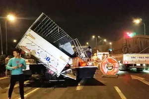 3 cuộn thép hàng chục tấn rơi đè xe tải ở Bình Tân