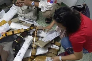 Thu giữ 1.000 kiếm, mã tấu vận chuyển bằng đường bưu điện