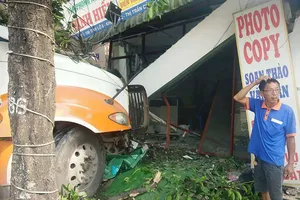 Xe đầu kéo lao vào nhà dân ở huyện Củ Chi
