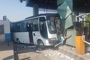 Xe khách tông nát 2 cabin trạm thu phí Chợ Đệm