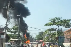 Cháy kèm nổ dữ dội dây cáp viễn thông ở Bình Chánh
