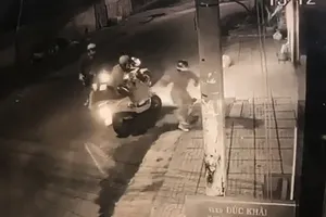 Xịt hơi cay, cướp tài sản lúc rạng sáng