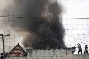 Kho vải hàng trăm mét vuông ở Hóc Môn cháy ngùn ngụt