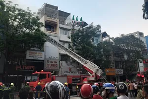 Cháy nhà ở quận 10, phong tỏa cả đường Lê Hồng Phong