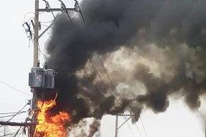 Cháy nổ cột điện ven quốc lộ 1A, dân náo loạn 