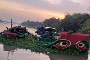 Bắt nhóm trộm cát nhảy sông trốn ở Củ Chi