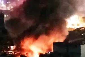 Cháy dữ dội, 9 ki ốt ở Bình Tân bị biển lửa bao trùm