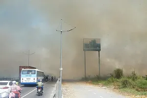 Cháy lan từ đốt rác, khu dân cư náo loạn ngày giáp tết