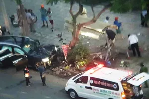 Xe Mercedes tông chết tài xế Grab và nữ tiếp viên trọng thương