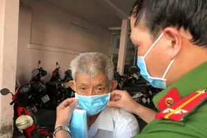 Công an Bình Thạnh phát khẩu trang cho dân tại trụ sở 