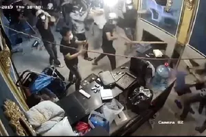 Nghi mâu thuẫn cờ bạc, 20 thanh niên truy sát nhầm ở Bình Tân