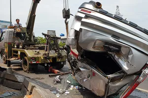 Container va chạm ô tô 7 chỗ, cả ngàn phương tiện kẹt cứng