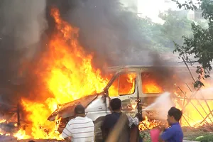 Bình Tân: 2 ô tô cháy bùng trong khu đất trống