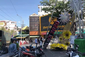 Sập cổng chào ở quận 6, bé trai bị thương