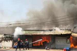 Cháy xưởng gỗ dữ dội ở Bình Chánh, 1 người bị thương