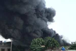 Lửa bao trùm công ty ở quận Bình Tân