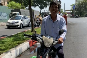 CSGT tặng tiền mua xe máy cho người bị tịch thu xích lô