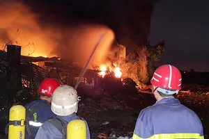 Công ty nhựa ở Củ Chi bị cháy lúc rạng sáng