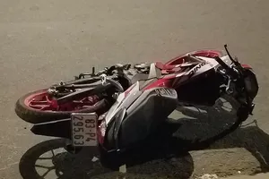 2 thanh niên thương vong cạnh xe máy ở Bình Tân