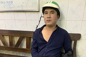 Tài xế mặc đồ Grab giả rơi giày để lấy điện thoại của du khách