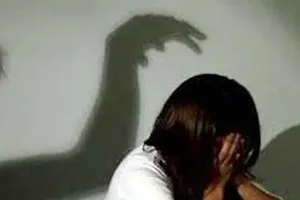 Sống chung nhà, dượng nhiều lần hiếp dâm cháu gái