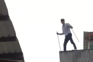 Gặp công an khi đi trộm, thanh niên phê ma túy leo nóc nhà