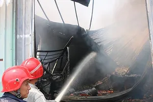 Lửa thiêu rụi nhà xưởng sản xuất sơn móng tay ở Bình Chánh