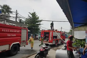 Cháy xưởng kính ở quận 7, khu dân cư náo loạn