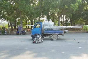 Xe máy đấu đầu ô tô tải, thanh niên nguy kịch