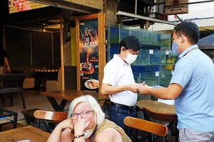 Phố Tây Bùi Viện trước giờ tạm ngừng kinh doanh vì COVID-19