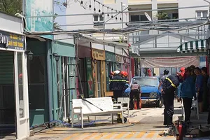 Cháy ki-ốt trong khu mua sắm, nhiều người hoảng loạn tháo chạy