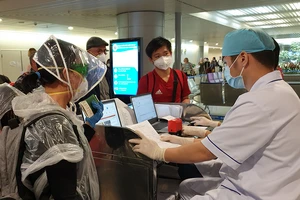 Du khách ở Tân Sơn Nhất bật khóc quay về nước vì dịch COVID-19