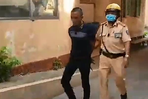 2 thanh niên nghi cướp giật ngã xe trước mặt CSGT 