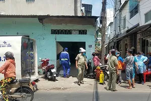 1 thanh niên chết trong tư thế treo cổ ở dãy ki-ốt quận 6