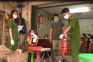 TP.HCM: Công an quận 10 hướng dẫn dân phòng dịch COVID-19