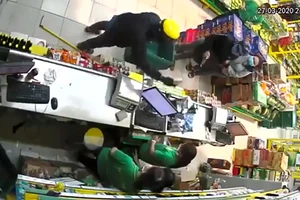  2 kẻ cướp dùng vật giống súng tấn công cửa hàng Bách Hóa Xanh