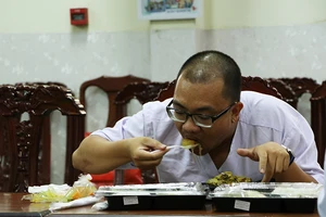 24 giờ đồng hồ ở Bệnh viện dã chiến Củ Chi, nơi chữa COVID-19