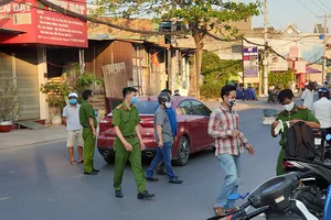 Quận 12: Nhóm thanh niên chặn ô tô, tấn công dữ dội tài xế 