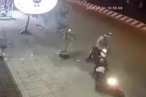 Tổ phòng chống COVID-19 bắt kẻ trộm xe máy ở Tân Phú