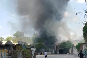 Cháy dữ dội ở Bình Tân, thiêu rụi cả xe nâng, rơ moóc
