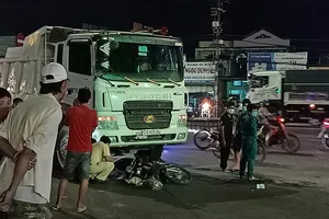 Dân tập trung coi tai nạn bất chấp lệnh cấm tụ tập 