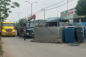 Bình Chánh: Xe tải lật ngang, 2 người bị thương