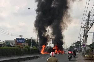 Xe ben lật, bốc cháy dữ dội trên QL1A qua quận 12