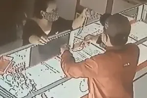 Thanh niên giật 2 sợi dây chuyền trong tiệm vàng ở Củ Chi